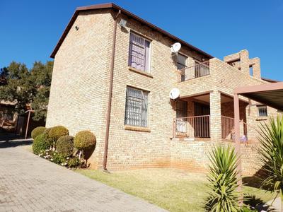 Apartment / Flat For Rent in Ruimsig, Roodepoort