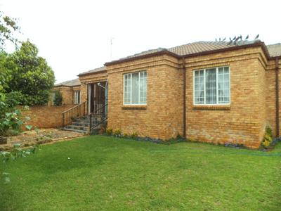 Townhouse For Rent in Amarosa, Roodepoort