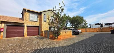 Townhouse For Sale in Wilgeheuwel, Roodepoort