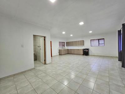 Cottage For Rent in Ruimsig, Roodepoort
