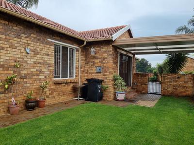 Townhouse For Sale in Willowbrook, Roodepoort