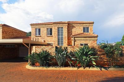 Townhouse For Sale in Honeyhills, Roodepoort