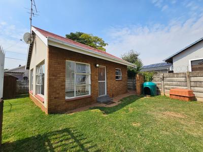 Cottage For Rent in Discovery, Roodepoort